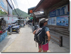 Mirando un cartel informativo en Mae Haad Bay en Ko Tao